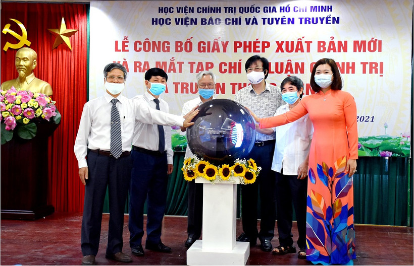 Lễ công bố Giấy phép xuất bản mới và ra mắt Tạp chí Lý luận chính trị và Truyền thông điện tử. 