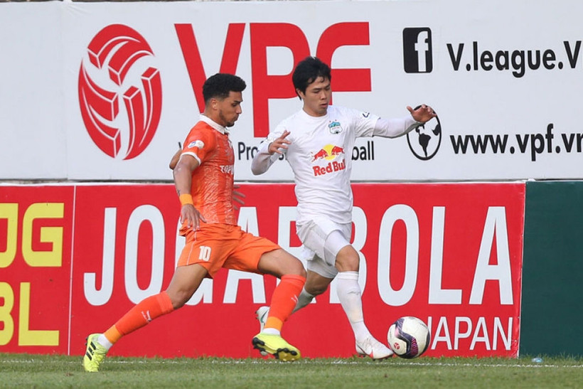 Công Phượng luôn thi đấu nỗ lực trong mọi cuộc đối đầu. (Ảnh: VPF)
