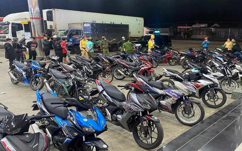 Tất cả các xe tụ tập đua trái phép đều bị lực lượng chức năng tạm giữ.