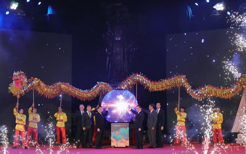 Các đồng chí lãnh đạo thành phố Hà Nội cùng các đại biểu thực hiện nghi thức khai mạc. (Ảnh: DUY LINH) 