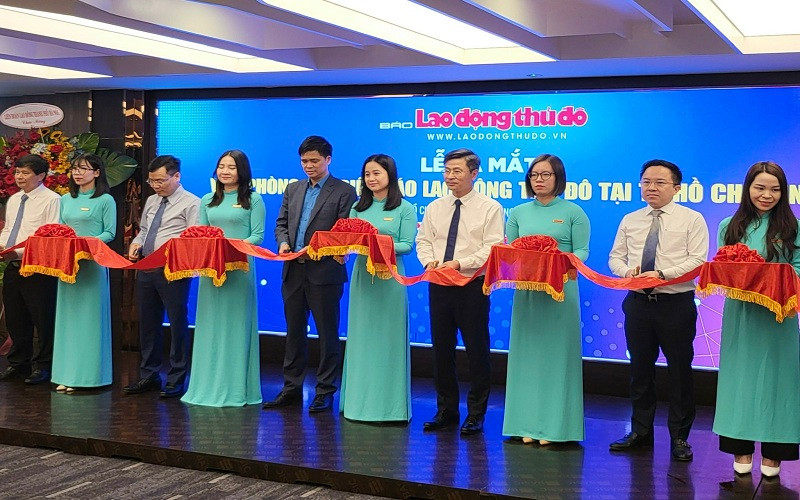 Các đại biểu cắt băng ra mắt Văn phòng đại diện báo Lao động Thủ đô tại thành phố Hồ Chí Minh.