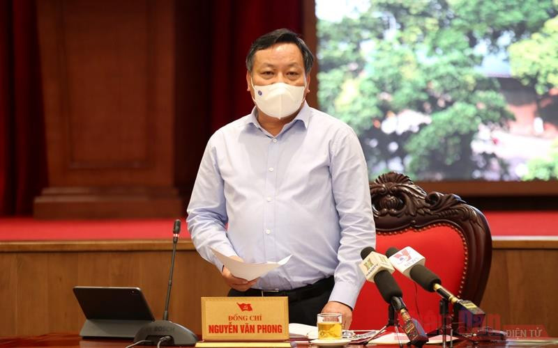 Đồng chí Nguyễn Văn Phong chủ trì cuộc họp sáng 24/7 về việc TP Hà Nội chuẩn bị các điều kiện trong thời gian giãn cách xã hội. (Ảnh: Lê Xuân Hải)