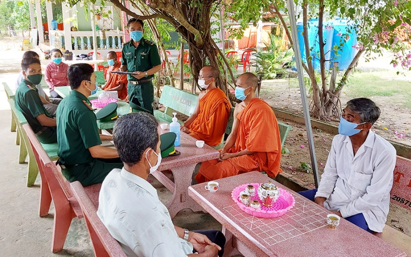 TT1: Họp dân tuyên truyền tại chùa Giồng Kè. 