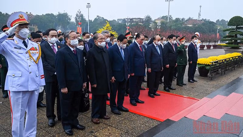 Các đồng chí lãnh đạo, nguyên lãnh đạo Đảng, Nhà nước, Mặt trận Tổ quốc Việt Nam dự lễ viếng. (Ảnh: DUY LINH)