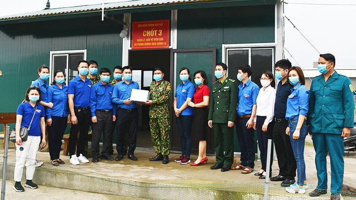 Thăm, tặng quà chốt kiểm dịch biên phòng trong chương trình "Tháng Ba biên giới" năm 2021.