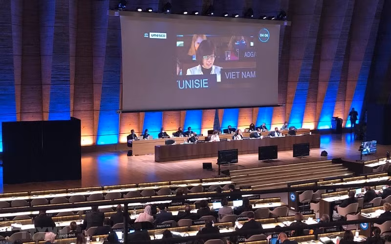 Đại sứ Lê Thị Hồng Vân, Trưởng Phái đoàn thường trực Việt Nam bên cạnh UNESCO phát biểu tại phiên họp. (Ảnh : UNESCO/TTXVN)