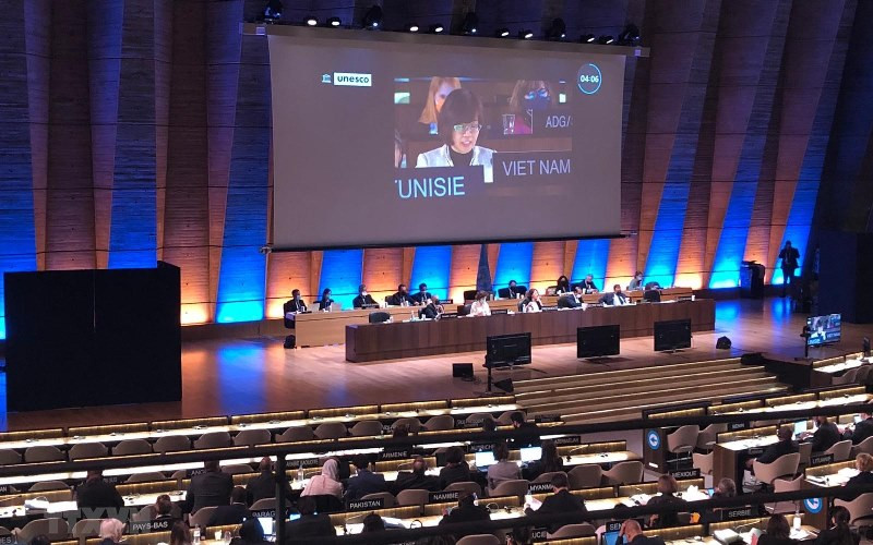 Đại sứ Lê Thị Hồng Vân, Trưởng Phái đoàn thường trực Việt Nam bên cạnh UNESCO phát biểu tại phiên họp. (Ảnh : UNESCO/TTXVN)