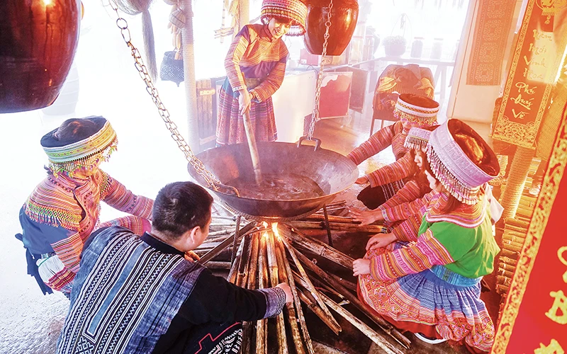 Du khách tham gia trải nghiệm trong “lễ hội ẩm thực Tây Bắc” tại khu du lịch Sun World Fansipan Legend.