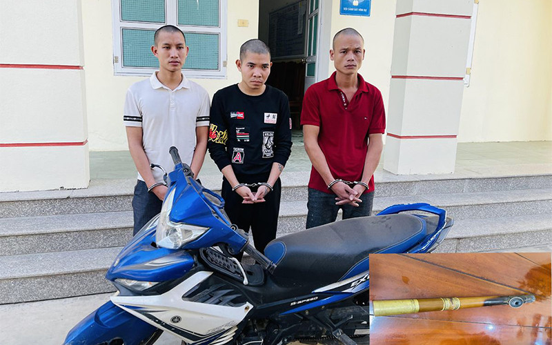 Ba đối tượng bị công an bắt giữ cùng tang vật vụ án.