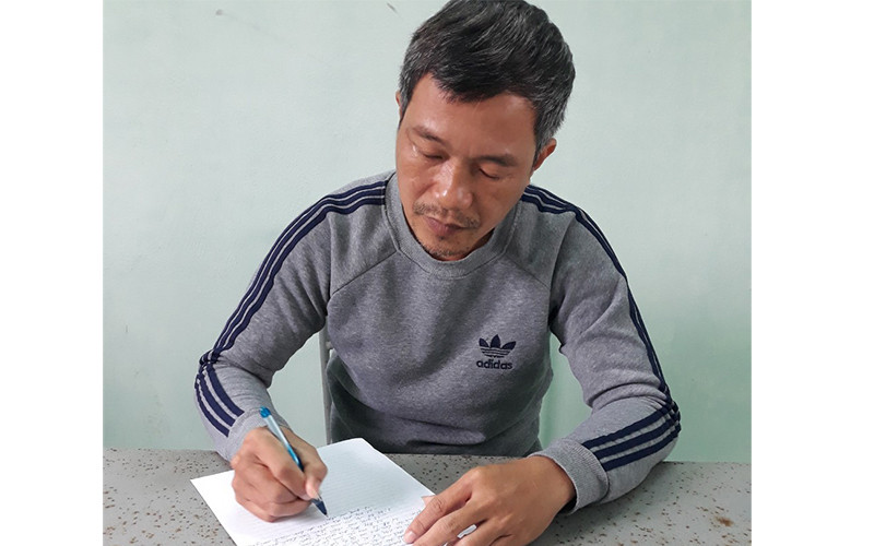 Hồ Nguyễn Đính tại cơ quan công an.