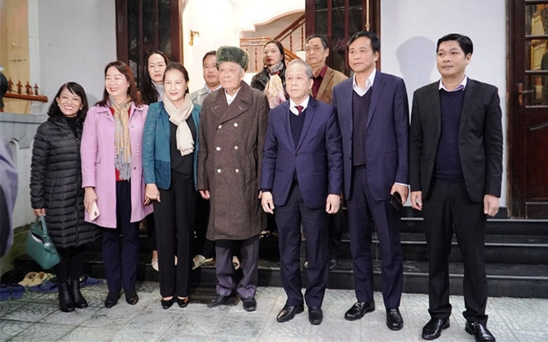 Chủ tịch Quốc hội Nguyễn Thị Kim Ngân chụp ảnh lưu niệm với gia đình Thiếu tá Phạm Văn Ngữ.