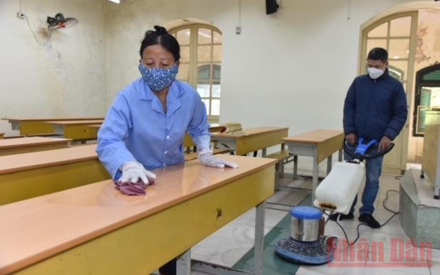 Trường THPT Việt Đức khẩn trương vệ sinh, khử khuẩn phòng học, bàn ghế... để đón học sinh đi học trực tiếp vào ngày 6/12.