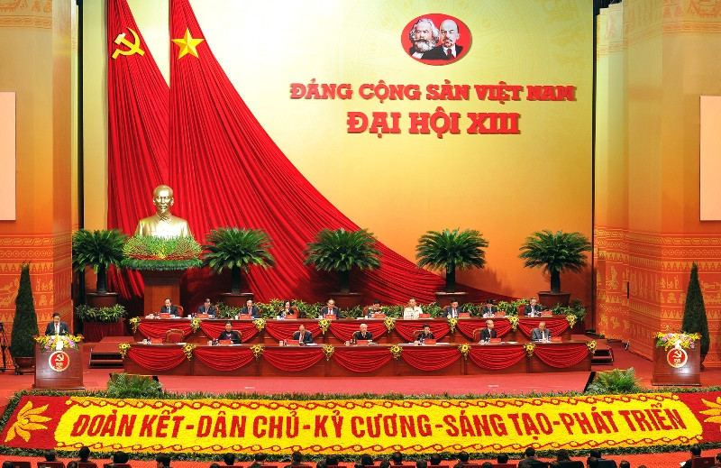 Sau khi đặt hoa, vào Lăng viếng Chủ tịch Hồ Chí Minh và dâng hương tại Đài tưởng niệm các anh hùng, liệt sĩ, các đại biểu dự Đại hội đại biểu toàn quốc lần thứ XIII của Đảng (Đại hội XIII) họp phiên trù bị.