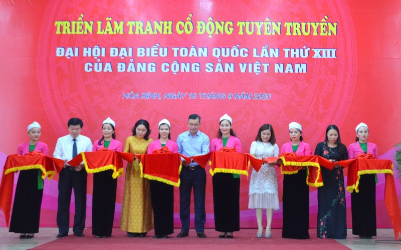 Đại diện lãnh đạo Bộ VH, TT và DL cùng lãnh đạo tỉnh Hòa Bình cắt băng khai mạc triển lãm.