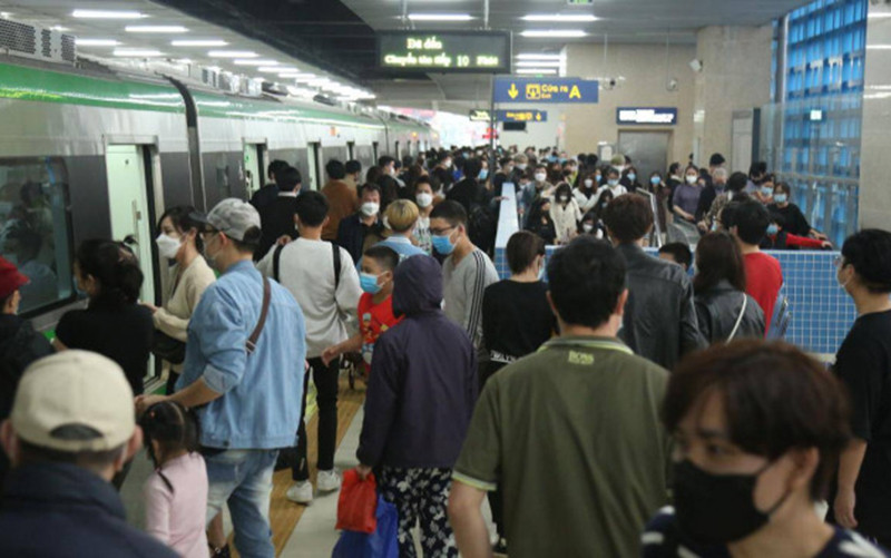 Gần 20 giờ ngày 20/11 khách đi tàu vẫn chật kín.