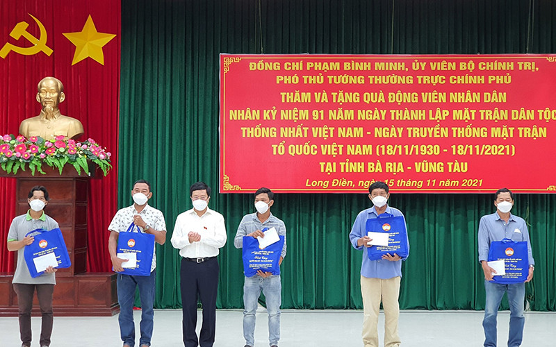 Phó Thủ tướng Thường trực Phạm Bình Minh tặng quà động viên các gia đình có người thân bị mất do dịch Covid- 19 trên địa bàn huyện Long Điền (Bà Rịa-Vũng Tàu).