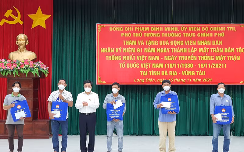 Phó Thủ tướng Thường trực Phạm Bình Minh tặng quà động viên các gia đình có người thân bị mất do dịch Covid- 19 trên địa bàn huyện Long Điền (Bà Rịa-Vũng Tàu).
