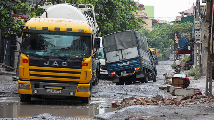 Tuyến đường hư hỏng nặng, tiềm ẩn nhiều nguy hiểm cho người dân. Ảnh: DT