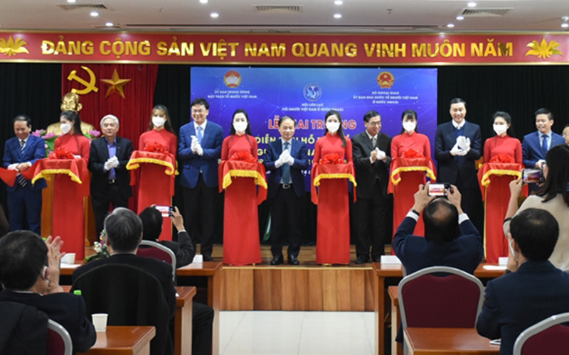 Các đại biểu cắt băng khai trương Diễn đàn hỗ trợ đầu tư cho người Việt Nam ở nước ngoài. Ảnh: dangcongsan.vn