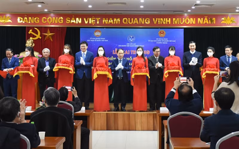 Các đại biểu cắt băng khai trương Diễn đàn hỗ trợ đầu tư cho người Việt Nam ở nước ngoài. Ảnh: dangcongsan.vn