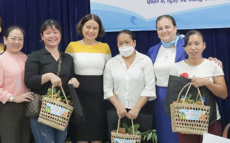 Đại diện Ban Tổ chức dự án trao quà cho các khách mời. (Ảnh: UN Women)