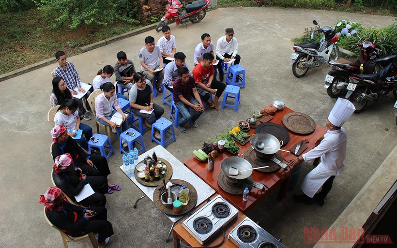 Lớp học nấu ăn do CRED tổ chức tại Bắc Hà. Ảnh: CRED.