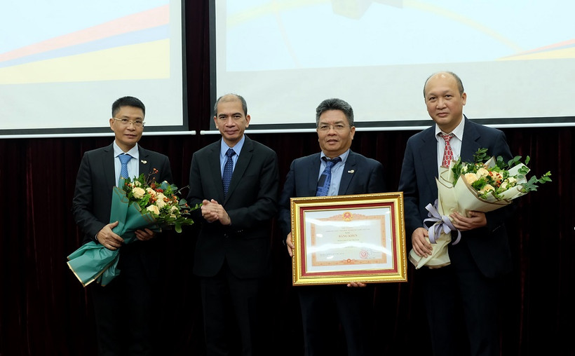 Trung tâm Vũ trụ Việt Nam đón nhận Bằng khen của Thủ tướng Chính phủ nhân 10 năm thành lập.