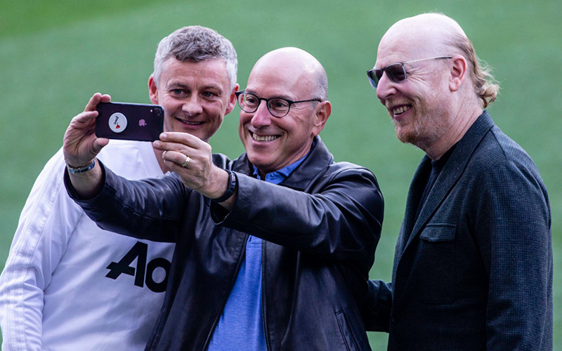 Huấn luyện viên Solskjaer chụp ảnh cùng hai anh em nhà Glazer, đồng Chủ tịch MU. (Ảnh: TheAthletic) 