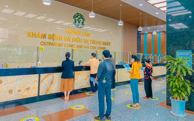 Bệnh nhân đi khám hậu Covid-19 tại Bệnh viện Bạch Mai.