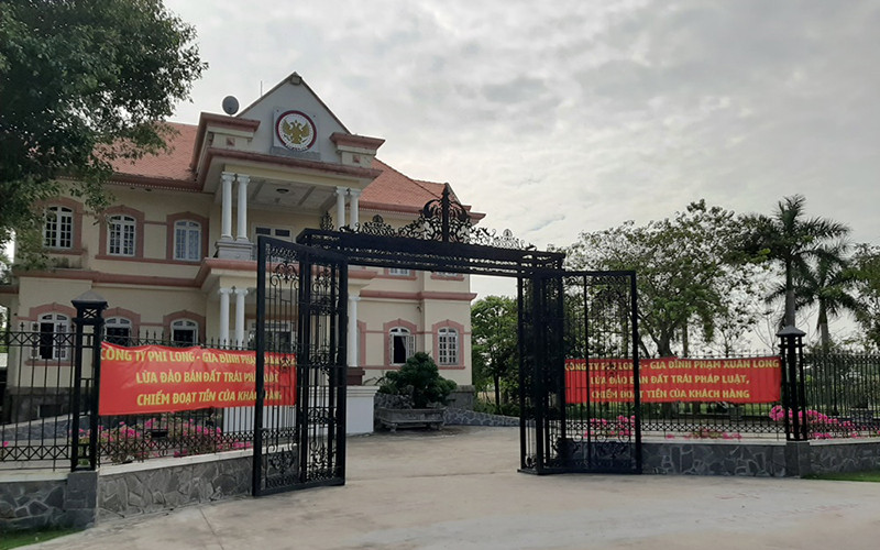 Nhiều băng rôn tố cáo Công ty Phi Long lừa đảo được treo trước trụ sở công ty này. Ảnh: vov.vn.