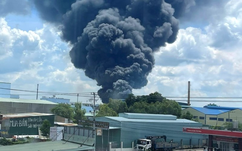 Vụ cháy tạo cột khói bốc cao.
