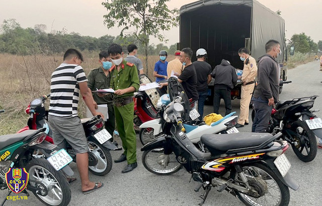 Thời gian qua, lực lượng cảnh sát giao thông xử lý nhiều đối tượng có hành vi đua xe trái phép và gây rối trật tự công cộng. (Ảnh: Cục Cảnh sát giao thông)