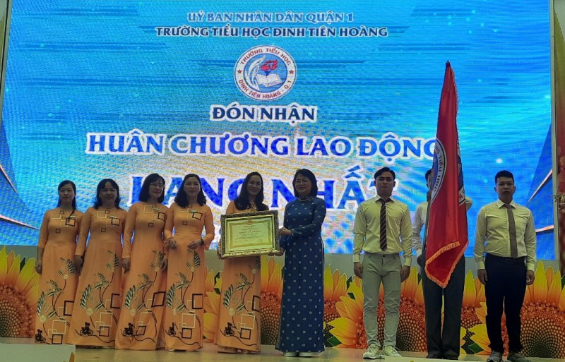 Phó Chủ tịch nước Đặng Thị Ngọc Thịnh trao Huân chương Lao động hạng nhất cho Trường tiểu học Đinh Tiên Hoàng.