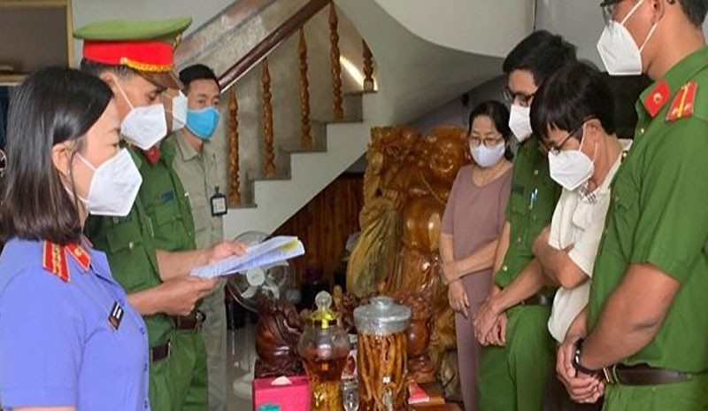 Cơ quan Cảnh sát điều tra Công an đọc lệnh khởi tố, bắt tạm giam ông Đoàn Thế Nam (áo trắng bên phải).