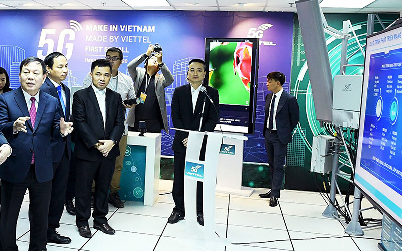 Nhờ tạo dựng được môi trường thích hợp cho người lao động dám nghĩ, dám làm, Tập đoàn Viettel không chỉ đi hàng đầu trong các doanh nghiệp viễn thông mà còn tự tin bước ra thế giới. Ảnh: Quang Phương