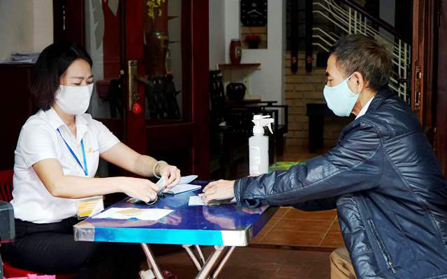 Bưu điện Thừa Thiên Huế chi trả lương hưu, trợ cấp bảo hiểm xã hội tại nhà vào tháng 4 năm 2020 (Ảnh minh họa: Công Hậu). 