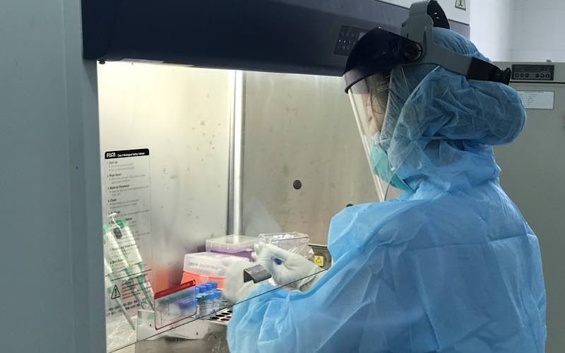 Lấy mẫu xét nghiệm sàng lọc Covid-19 ở Trung tâm kiểm soát bệnh tật tỉnh Thanh Hóa