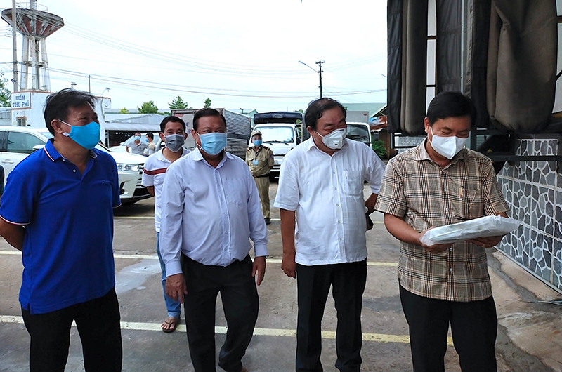 Lãnh đạo tỉnh Cà Mau trực tiếp đến kiểm tra, giám sát việc bốc dỡ tôm đông lạnh trước khi chuyển lên TP Hồ Chí Minh.