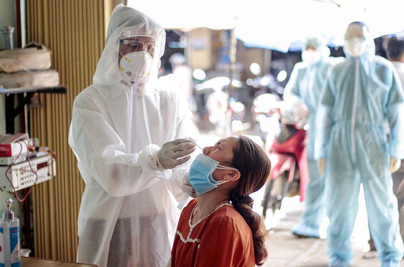 Lực lượng chức năng lấy mẫu xét nghiệm SARS-CoV-2 đối với người dân huyện Đơn Dương, tỉnh Lâm Đồng.