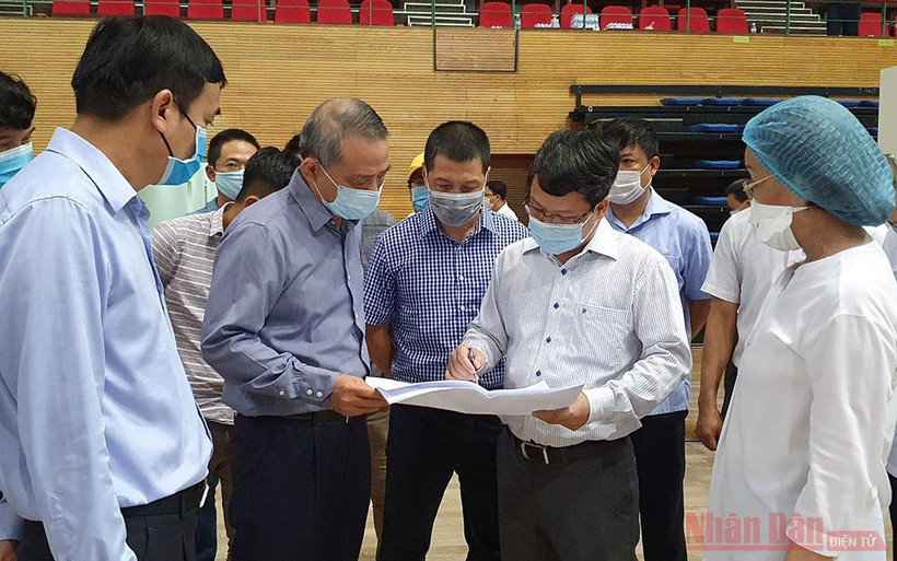 Bí thư Thành ủy Đà Nẵng Trương Quang Nghĩa kiểm tra tiến độ thi công, trưa 2-8.