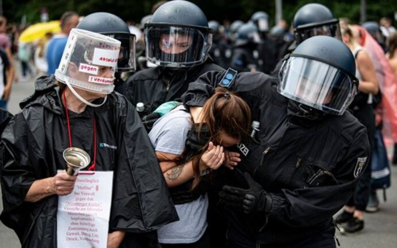 Cảnh sát bắt giữ một người biểu tình. (Nguồn: AP)