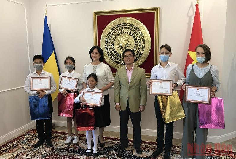 Đại sứ Nguyễn Hồng Thạch trao giấy khen tặng các học sinh.