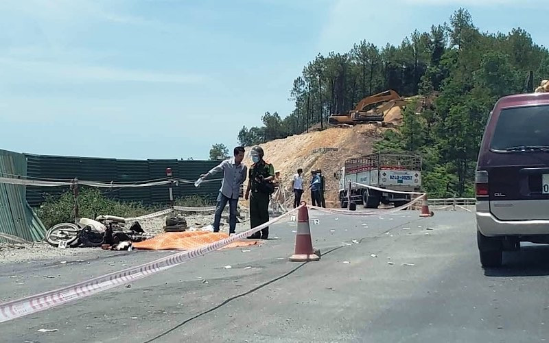 Lực lượng chức năng kiểm tra hiện trường vụ tai nạn giao thông. (ẢNH: CTV)