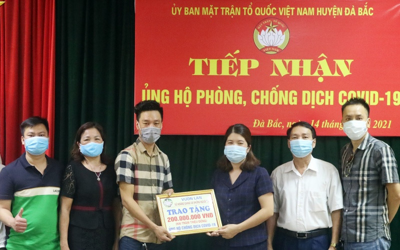 ThS Vũ Hoàng Giang trao 200 triệu đồng ủng hộ phòng, chống Covid-19.