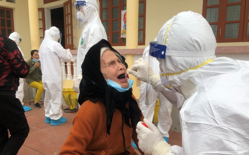 Lấy mẫu xét nghiệm SARS-CoV-2 ở TP Chí Linh (Hải Dương).