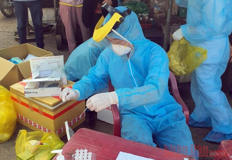 Tổ đáp ứng nhanh Trung tâm kiểm soát bệnh tật Lâm Đồng lấy mẫu xét nghiệm nhanh SARS-CoV-2 tại huyện Đơn Dương.