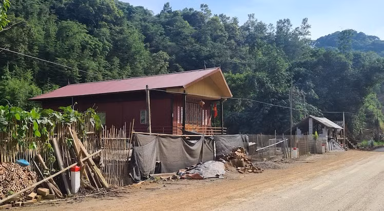 Căn nhà xây dựng lấn chiếm đất công.