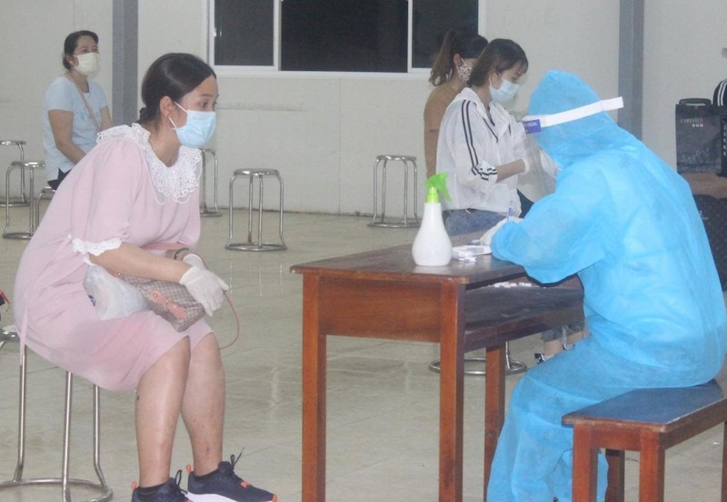 Nhân viên y tế điều tra dịch tễ đối với công dân trở về từ Đài Loan (Trung Quốc) vào tối 7-7. 