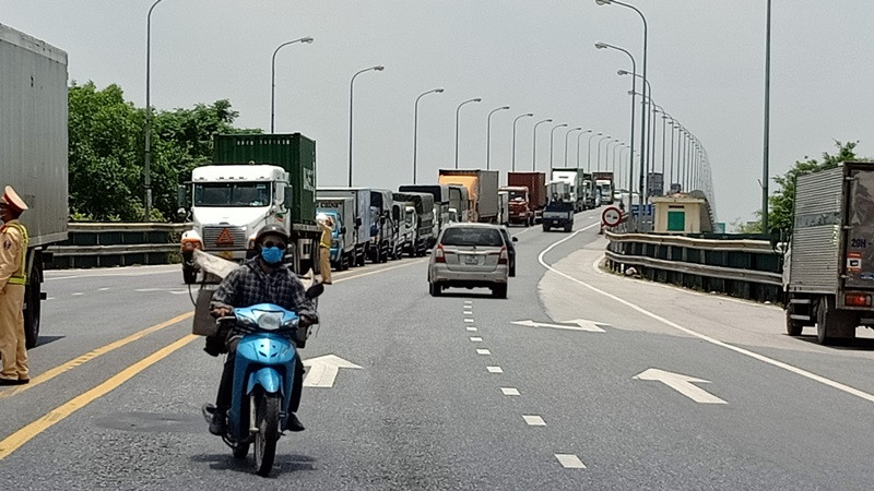 Ô-tô ùn ứ ngay trước chốt kiểm dịch cầu Tân Đệ (huyện Vũ Thư, tỉnh Thái Bình) do quy định phải có giấy xét nghiệm âm tính mới được vào địa bàn. 