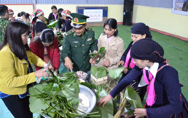 Thi gói bánh chưng tại Đồn biên phòng Trịnh Tường (Bát Xát - Lào Cai)